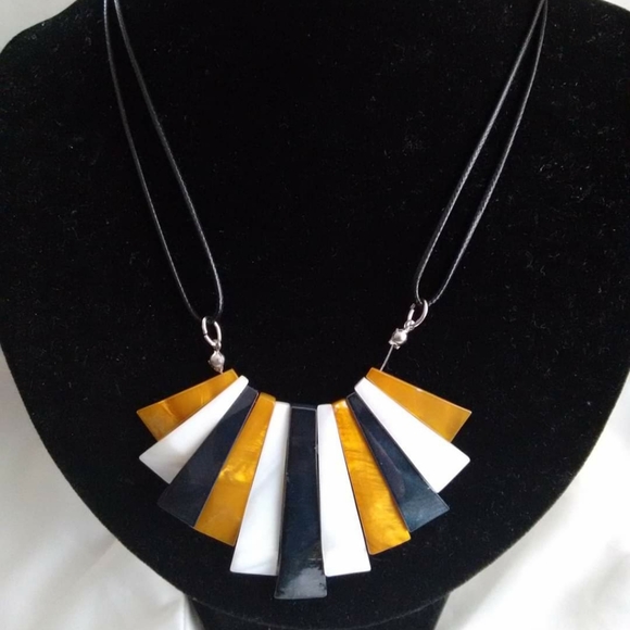 Lot of 4 necklaces. - Picture 2 of 5